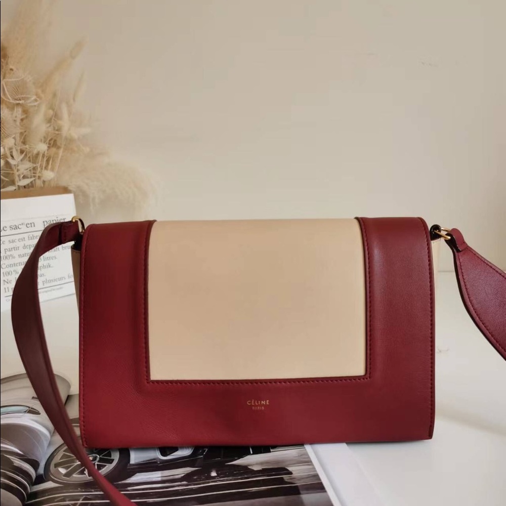 CELINE
Shiny Smooth Calfskin Medium Frame